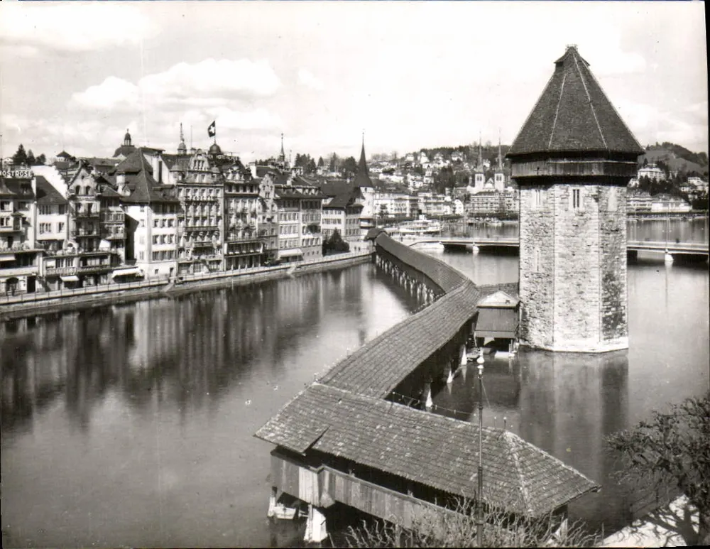 Lucerna. Kapellbrücke com Wasserturm - Frente
