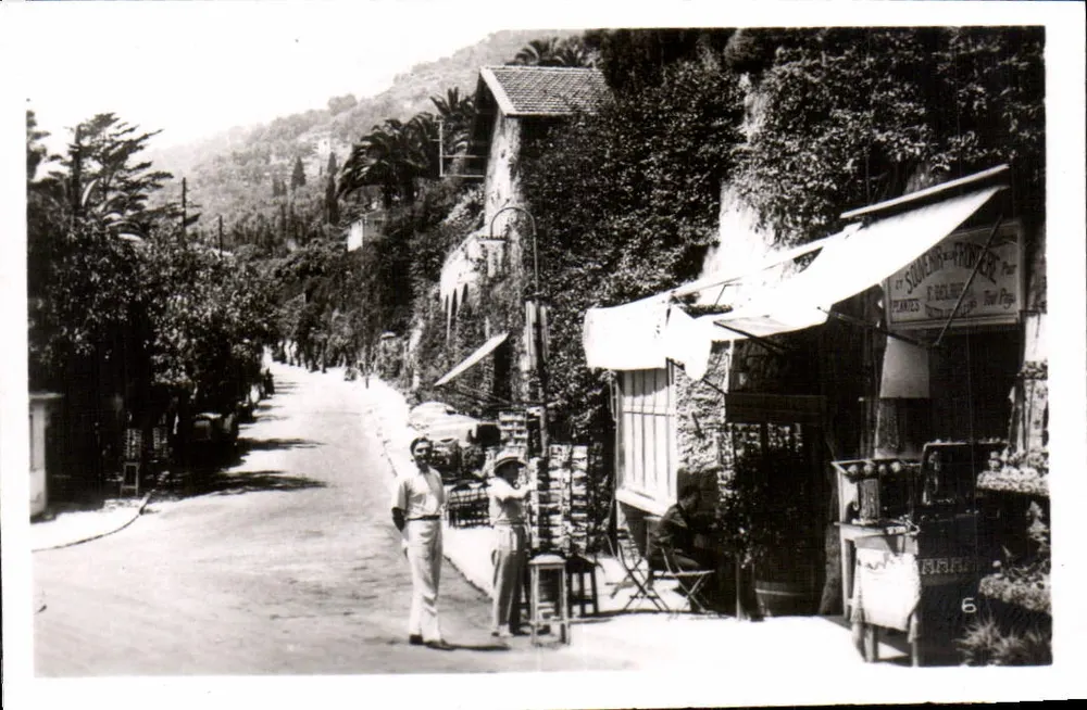 Vista de rua em Villefranche-sur-Mer — loja 'SOUVENIRS FRANÇAIS' — número de série 6 - Frente