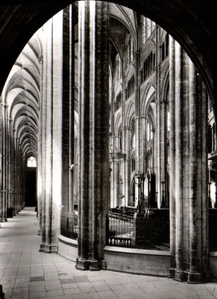 Catedral São Etienne de Bourges — Ambulatório e Naves — Coleção Catedral de Bourges, n° 7209 - Frente