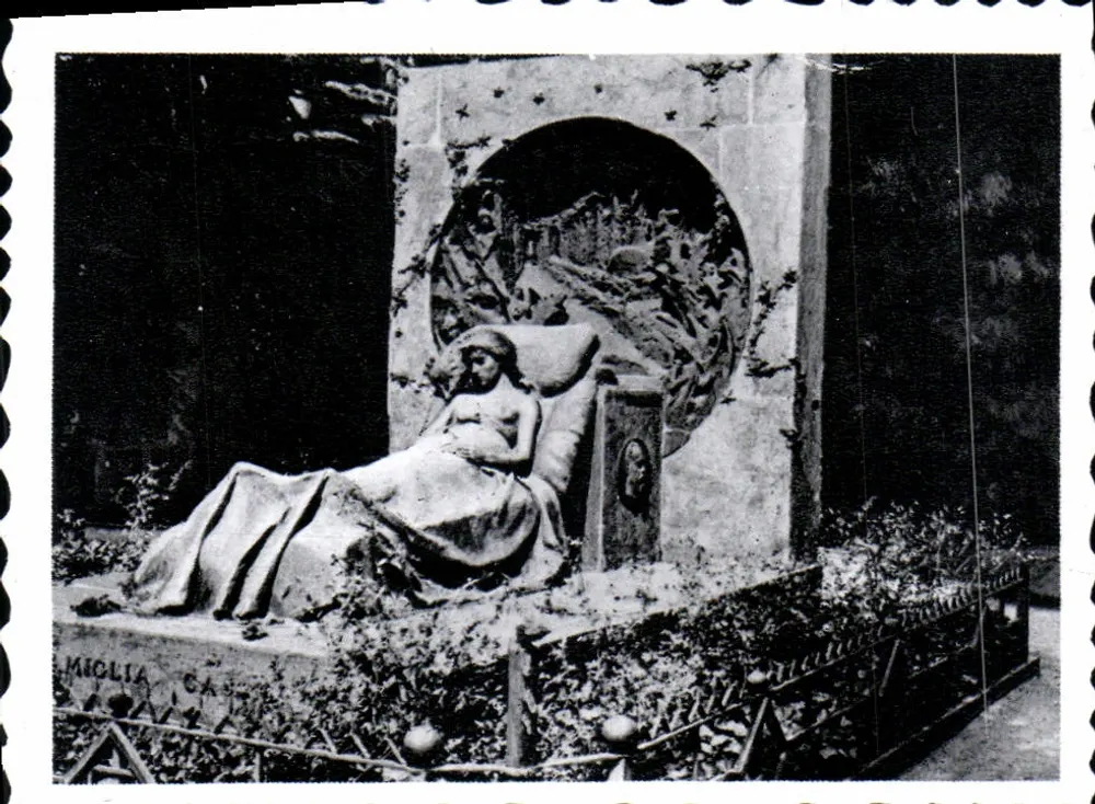 Monumento familiar Casati — Milão — Escult. Enrico Buttì - Frente