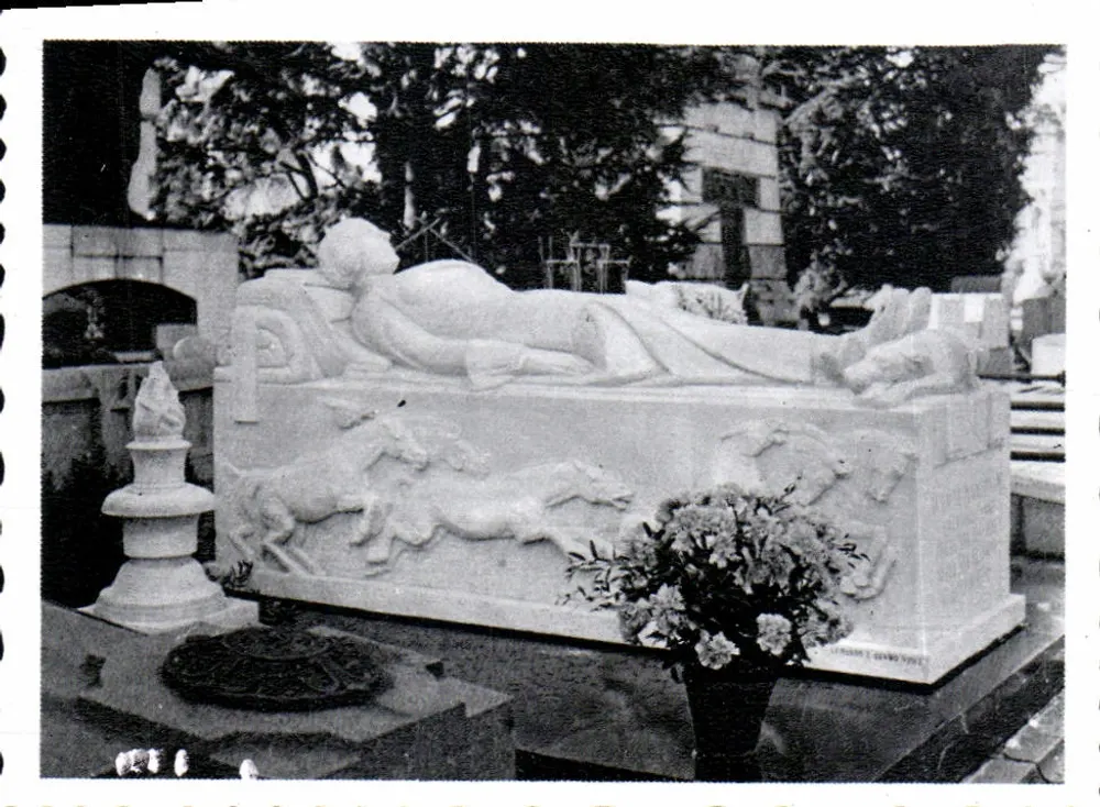 Monumento Wanda Mantovani — Cimitero Monumentale — Escultores A. & B. Violi - Frente