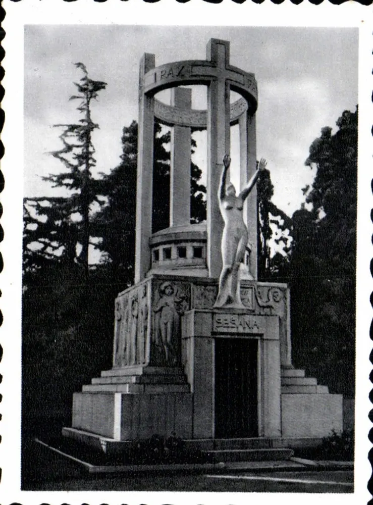 Monument der Familie Sesana — Mailand, Monumentaler Friedhof — Skulptur von Prof. Bolgiani - Vorderseite