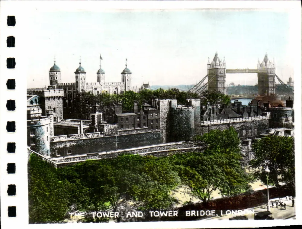 A Torre e o Tower Bridge, Londres — vista panorâmica — editor desconhecido, número de série não visível - Frente