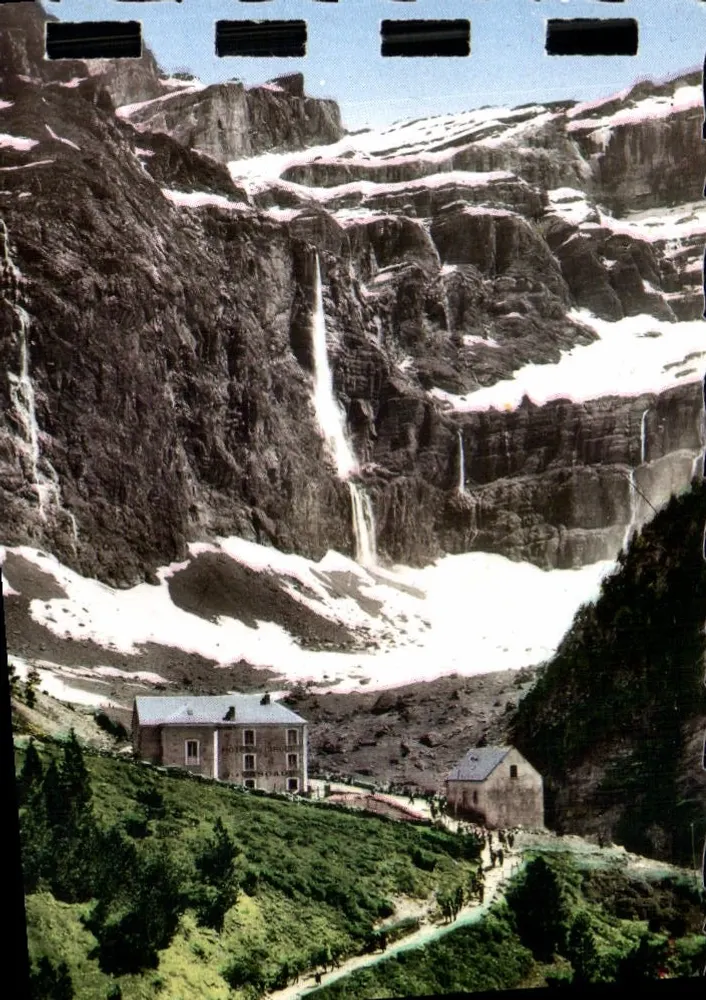 Gavarnie — La Grande Cascade (haut de chute 422 m.) et l'Hôtel du Cirque - Recto