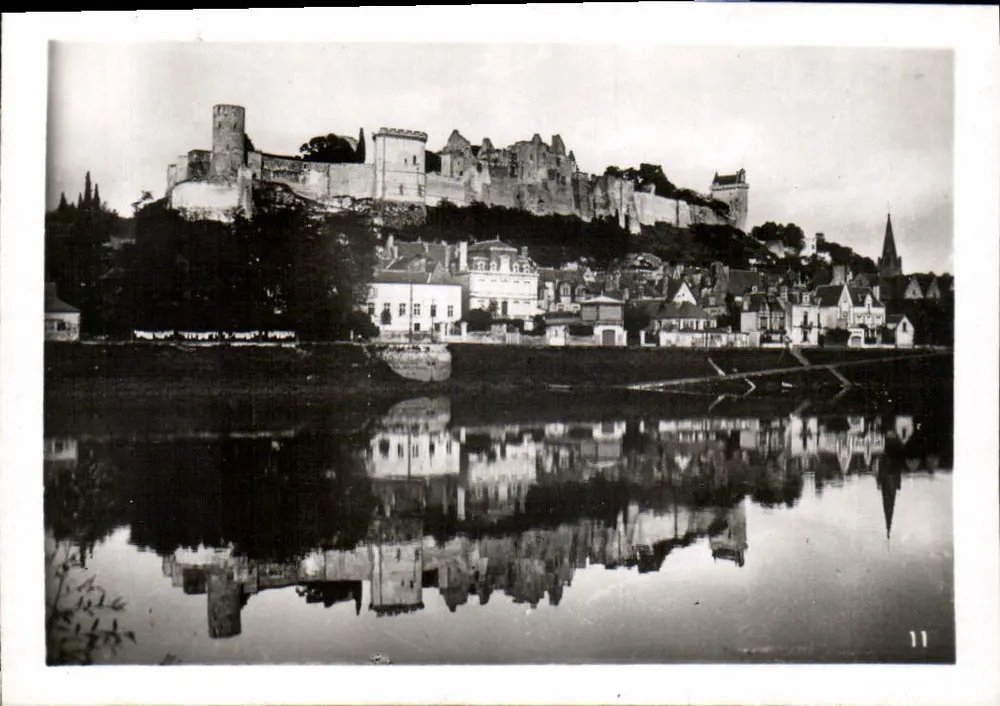 Castelo de Langeac — vista panorâmica com reflexo — série 11 - Frente