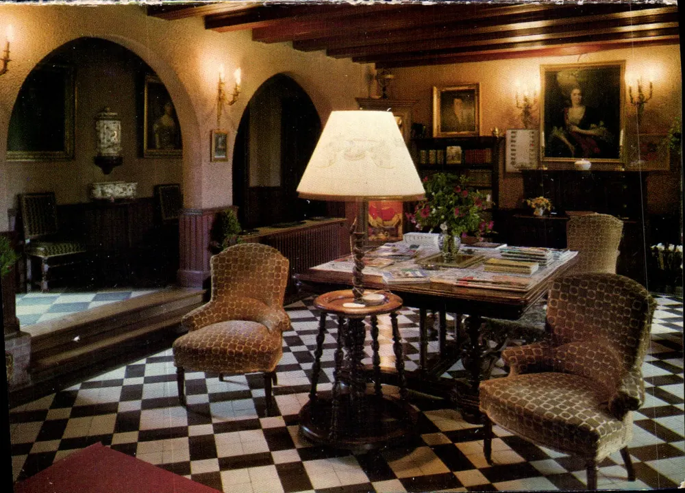 Interior de um castelo — biblioteca — S.A. des Cartes Postales APA-POUX ALBI - Frente