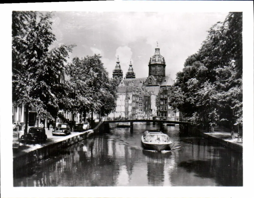 अमस्टर्डम, O.Z. Voorburgwal — पुराना नाला - आगे