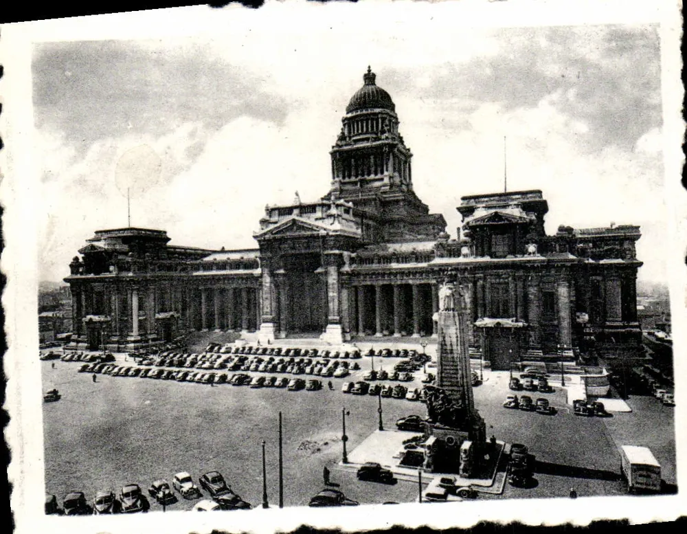 Brüssel - Palast der Gerechtigkeit und Denkmal der belgischen Infanterie - Vorderseite