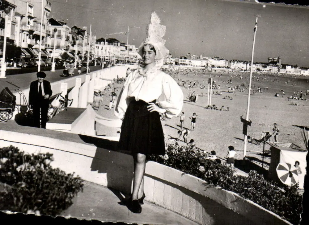 Les Sables-d'Olonne (Vendée) — Sablaise diante da Praia e do Remblai — Editor FLOR, n° 103 - Frente