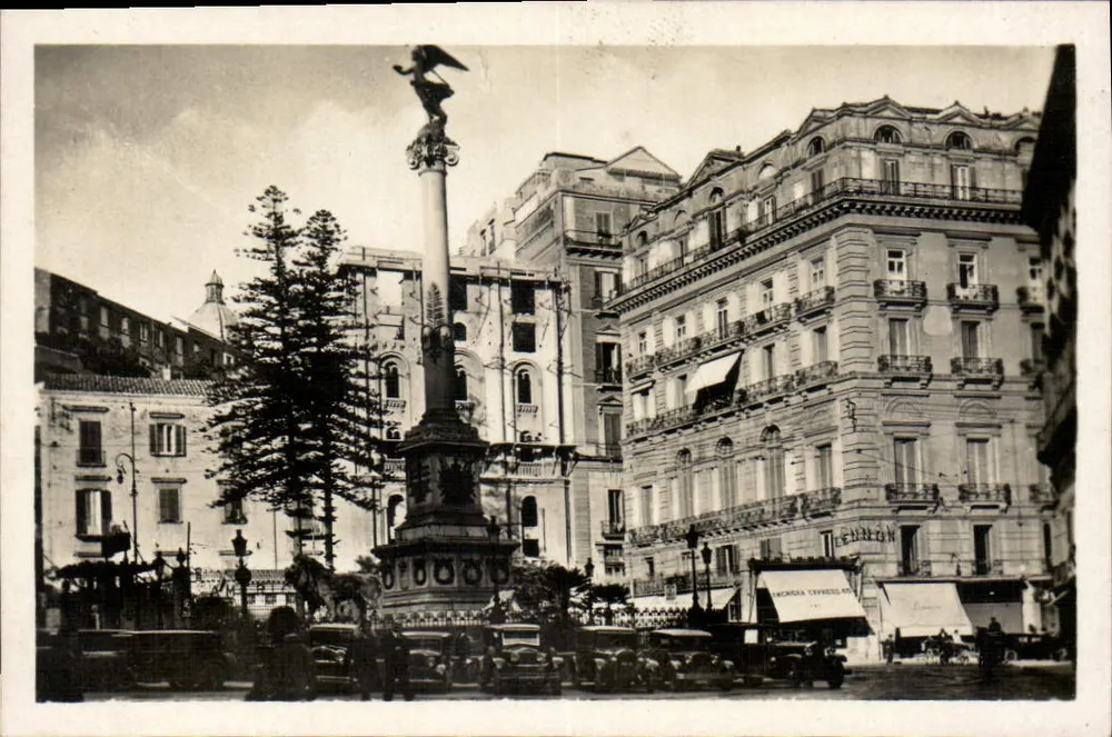 Nápoles - Piazza dei Martiri — vista da praça com coluna e edifício decorado — número de série não visível - Frente