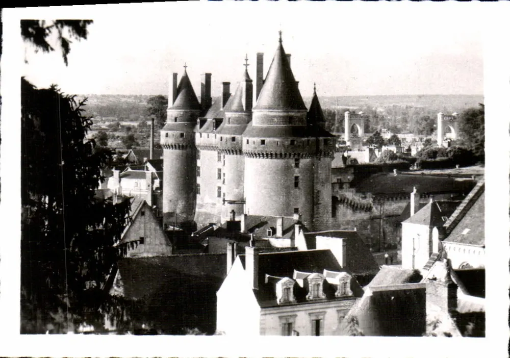 Langeais — Le Château et le Pont sur la Loire — Photo Greff - Recto
