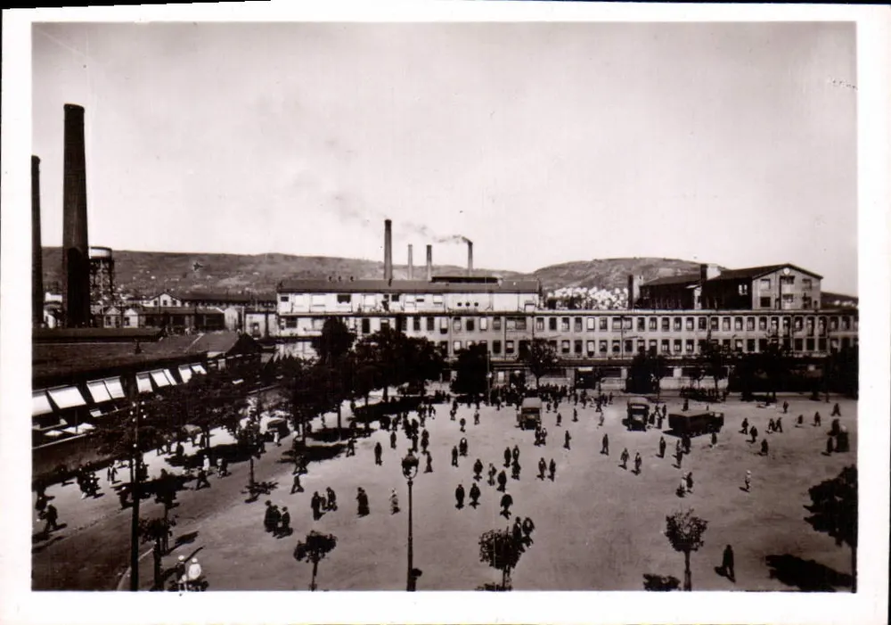 Praça da fábrica de tecidos de Saint-Étienne — vista panorâmica — n°15 - Frente