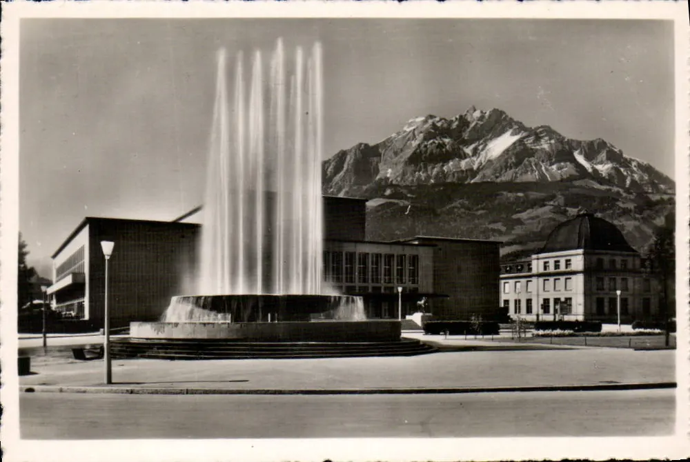 Lucerne — Kunst- und Kongresshaus mit Fontäne Wagenbach und Berg Pilatus - Vorderseite