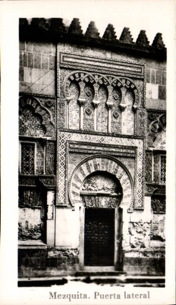 Mezquita. Puerta lateral — detalle arquitectónico — sin editor ni número de serie visible - Anverso