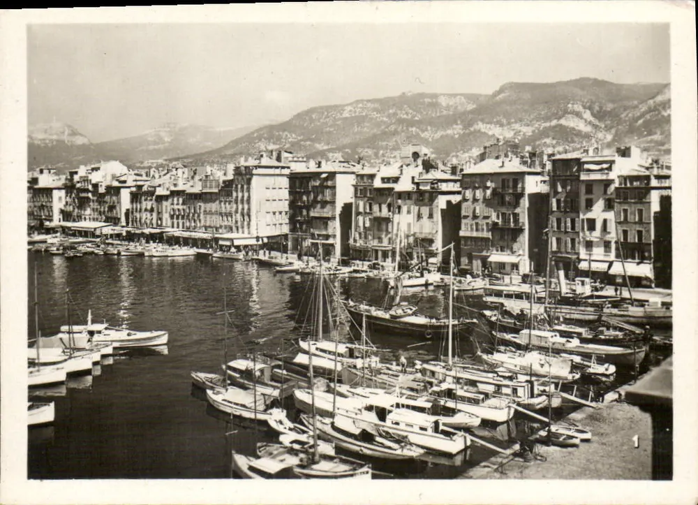 Porto de Cannes — vista do porto com barcos e montanhas em segundo plano - Frente