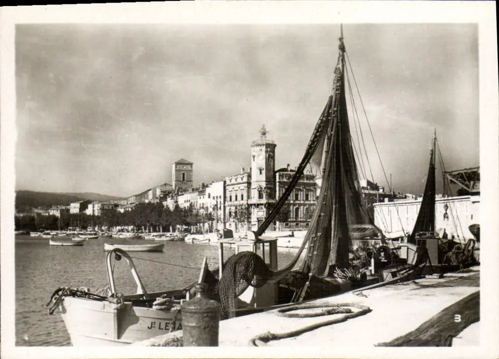 Porto de Villefranche-sur-Mer — vista do porto com barcos e edifício com sino — J. Léa, n°3 - Frente