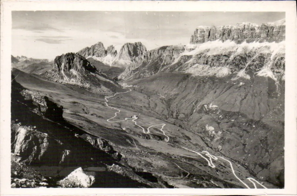 Passo Pordoi et Sasso Lungo — vue panoramique des montagnes avec route serpentant — éditeur CPAPHIL, n° 3181 - Frente