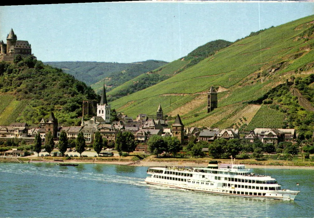 Bacharach e Castelo Stahleck — vista do rio Reno com navio de cruzeiro — editor - Frente
