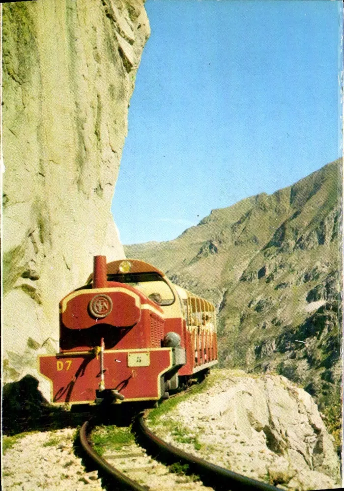 Train D7 — Voie taillée dans le rocher - Frente