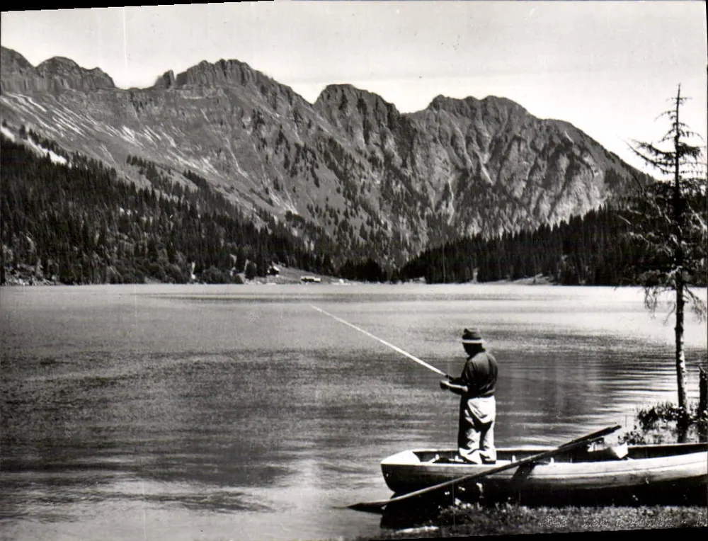 Pescador no lago d'Arnon — montanhas no fundo — - Frente