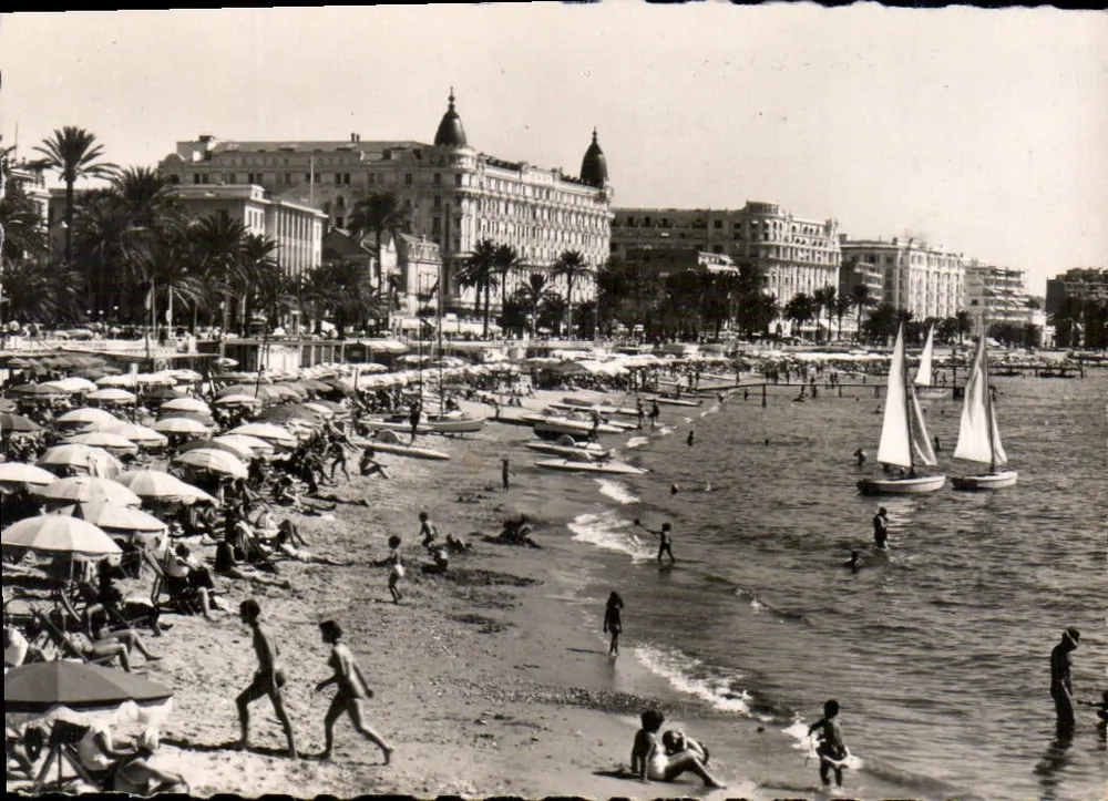 Cannes — La plage, la Croisette et les grands hôtels — 8-139 - Recto