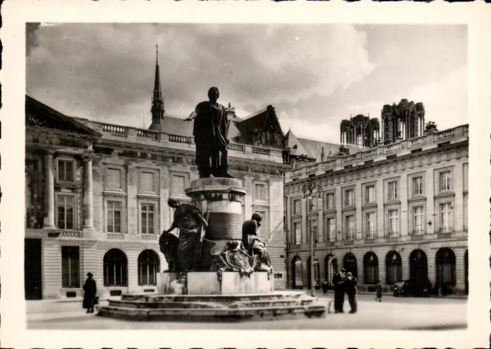 Reims - Praça Real — estátua monumental e arquitetura clássica - Frente