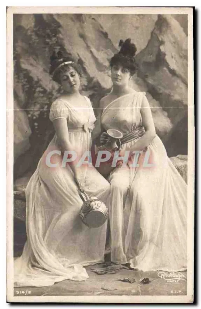 Duas mulheres em roupas antigas — cena de estúdio — P. Proust, Paris, n° 314/8 - Frente