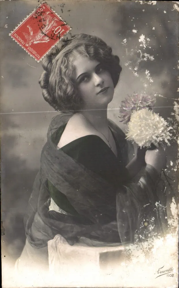 Jovem mulher em vestido preto — segurando um buquê — editor Franvvelle, n°1108 - Frente