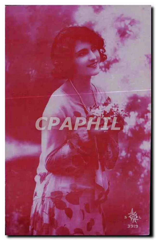 Jovem mulher sorridente — vestindo vestido com motivos florais — editada por S. L. n° 3919 - Frente