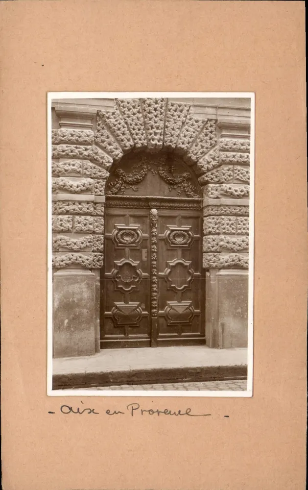 Aix-en-Provence के प्रवेश द्वार — आर्किटेक्चर का विवरण — एडिटर या श्रृंखला संख्या दृश्यमान नहीं - आगे