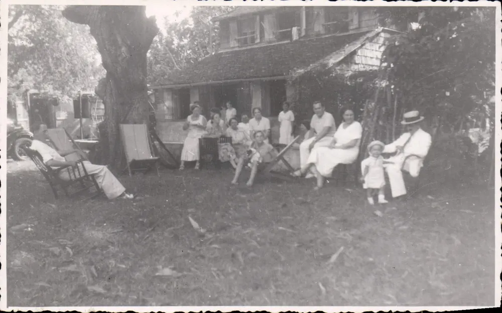 बाहरी खेत में एक परिवार के साथ — लकड़ी के घर, एक बड़ा पेड़ — लगभग 1940 - आगे