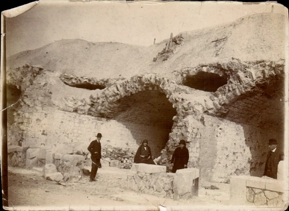 Les fouilles de la Pommebelle — site archéologique avec arches en pierre — éditeur non visible - Recto