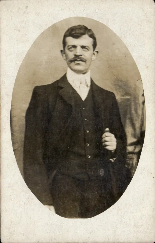 Retrato de homem com bigode — editor desconhecido, número de série não visível - Frente