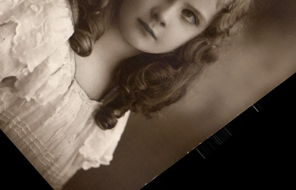 Menina — retrato sépia — editor desconhecido - Frente