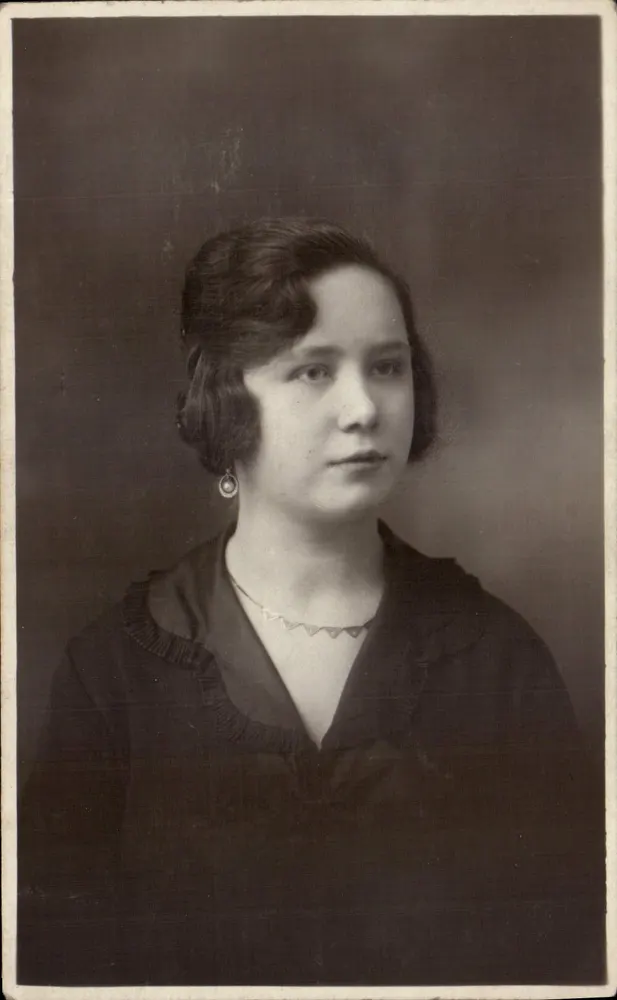 Retrato de uma jovem — época 1920 — Nina-Photo, Lille - Frente