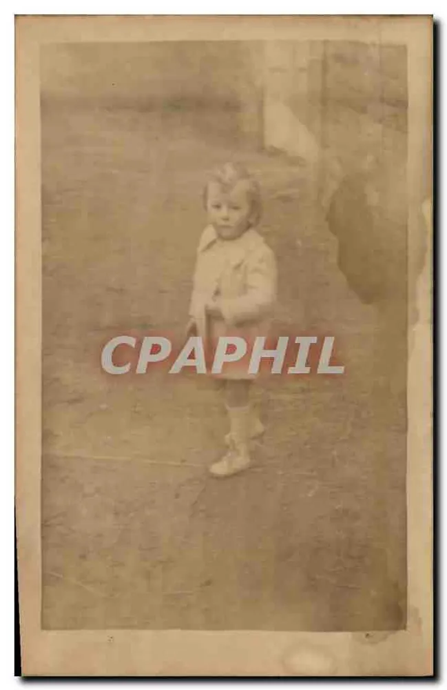 Menina pequena — ao ar livre — cartão postal antigo - Frente