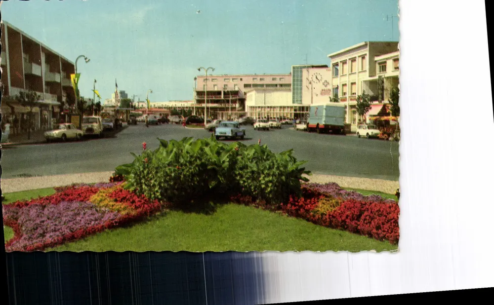 Royan — Blumenbeet des Cours de l'Europe — Blick zur Post und zum Seebad — Verlag M. Berjaud, Bordeaux - Vorderseite