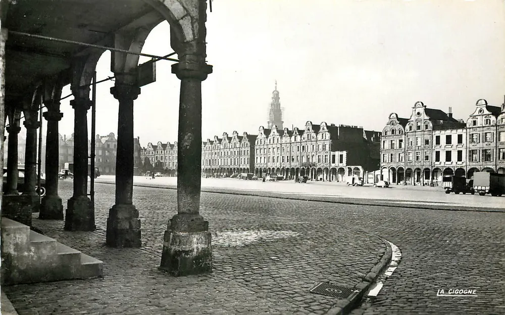 Arras - A Grande Praça — vista das arcadas — editor La Cigogne, n° 62.041.51 - Frente