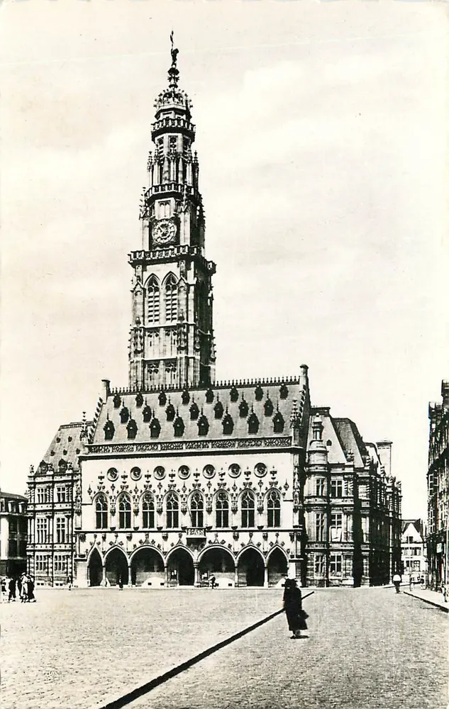 Arras — Hotel de Ville e Sino de Gávea — Editor FAUCHOIS, Praça Sévigné, Arras, n° 216 - Frente
