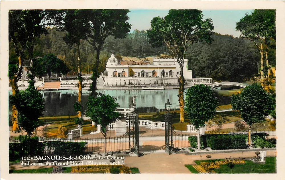 Bagnoles-de-l'Orne, Ansicht des See-Casinos vom Grand Hôtel — (Bluysen, arch.) — Serie 102 - Vorderseite