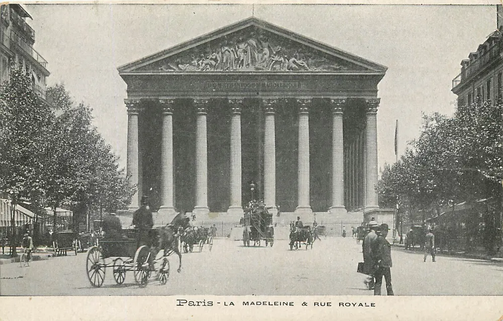 Paris - A Madeleine & Rue Royale — vista do templo com carruagem e pedestres - Frente