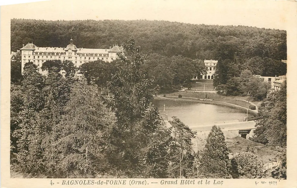 Bagnoles-de-l'Orne (Orne) — Grand Hôtel und der See - Vorderseite