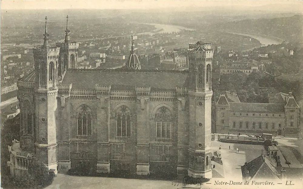 Nossa Senhora de Fourvière — vista aérea — LL. - Frente