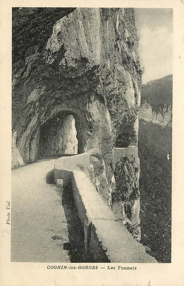 Cognin-les-Gorges — Os Túneis — Foto Vial - Frente
