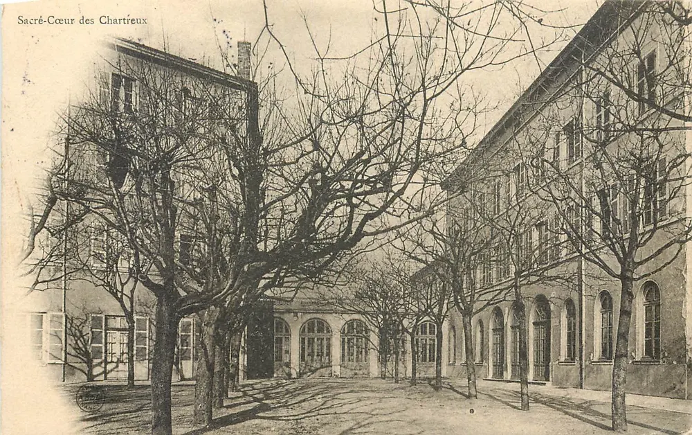 Sacro-Cora dos Chartreux — pátio interno com edifícios e árvores — editor não identificado - Frente