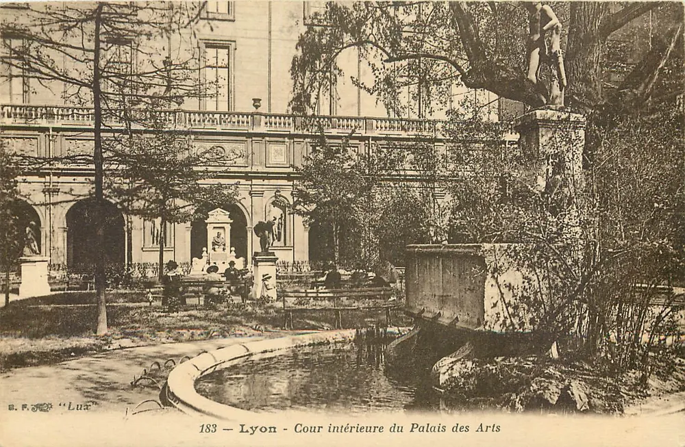 Lyon — Pátio interno do Palácio das Artes — S.F. Lux, n° 183 - Frente