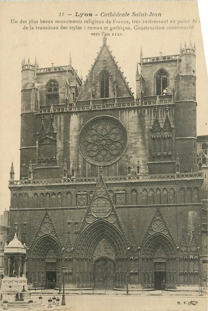 Lyon - Catedral de São João — monumento religioso de transição romano-gótico, construção iniciada em torno de 1110 — B. F. (editor) - Frente