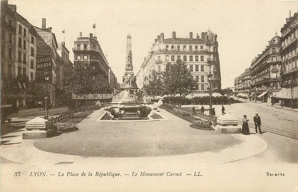 LYON — La Place de la République — Le Monument Carnot — LL. — Sélecta - Recto
