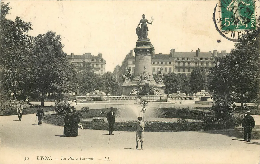 LYON. — A Praça Carnot — LL. - Frente