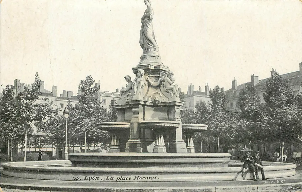 Lyon. A praça Morand — Fonte monumental com estátua central — Editor L.V. ROK, n°36 - Frente